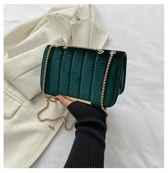 Бархатные сумки
Маленькие квадратные сумки через плечо
Женские сумки
Сумки-мессенджеры на цепочке
Весенняя мода 2023 года