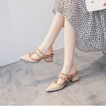 Женская обувь Лоферы 2023, летний стиль, кожаные тапочки Baotou с заклепками и пряжкой на толстом каблуке, женская верхняя одежда, сандалии