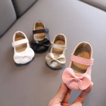 Модная детская обувь, модельные туфли принцессы для младенцев, нескользящие резиновые туфли на плоской мягкой подошве из искусственной кожи, первые ходунки для новорожденных девочек, Баптистские туфли с бантом для девочек