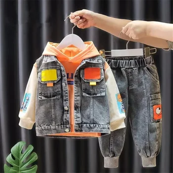 Осенний комплект для мальчиков 2023 года, новая детская майка в западном корейском стиле, весенний джинсовый комплект из трех предметов, модный свитер