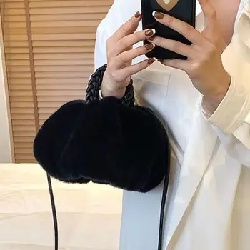 Сумка через плечо с плюшевым облаком с плетеной ручкой, однотонная сумка в корейском стиле из искусственного кроличьего меха, сумка-тоут, нишевый дизайн, маленькая сумка для телефона